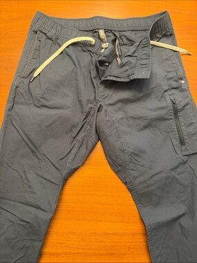 Vuori Men's Cargo Drawstring Pants in Charcoal Gray with Cream Drawstring